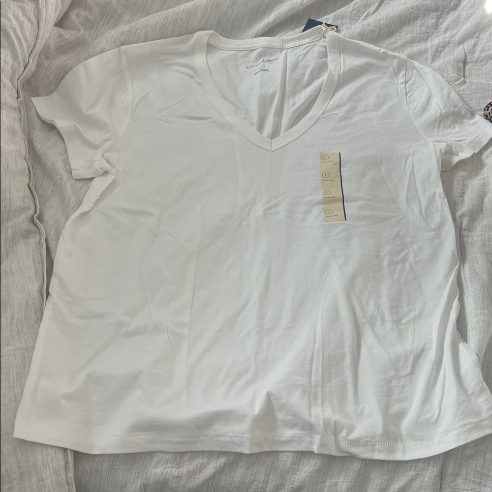 Universal Thread White V-Neck Short Sleeve Tee - Clean Basic